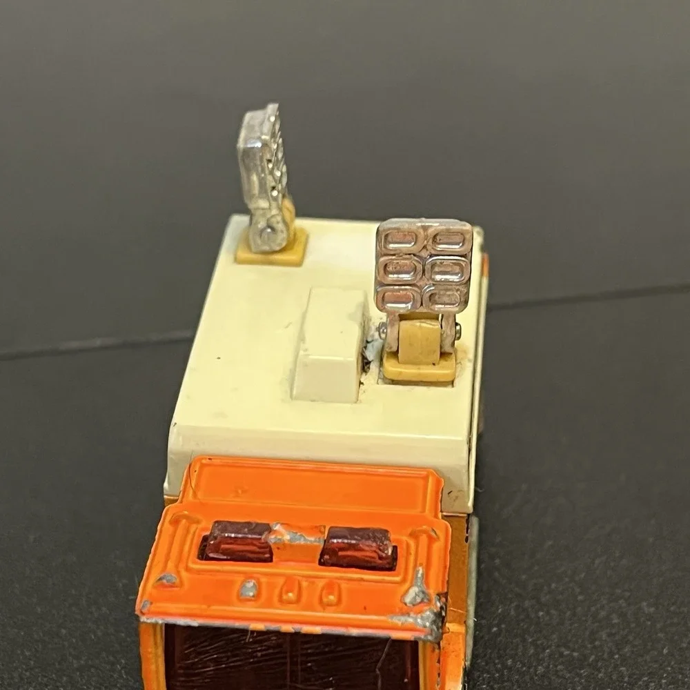 Vintage Matchbox Mack Auxiliary Power Truck 1991 1:84 Die-Cast Lights Move